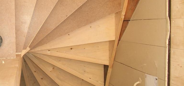 Maken van een Vuren houten trap met traphek, Lagedijk in Zaandijk